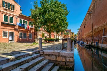 Le Campo et le Rio de le Gorne le long de l'Arsenal de Venise dans le Sestier du Castello.