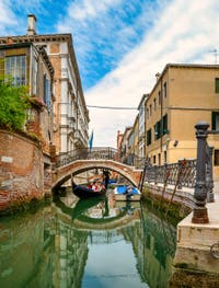 Gondole sur le Rio et sous le pont de San Severo, dans le Sestier du Castello à Venise.
