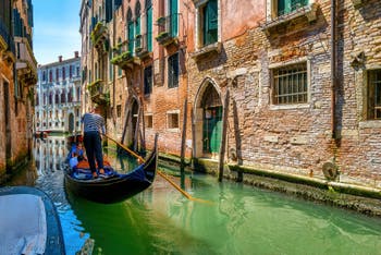 Gondole sur le Rio de San Severo, dans le Sestier du Castello à Venise.