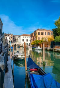 Gondole sur le Rio San Lorenzo dans le Sestier du Castello à Venise.