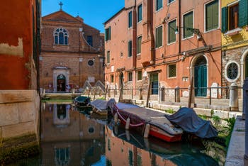 Le Rio de le Gorne et l'église de San Martino, dans le Sestier du Castello à Venise.