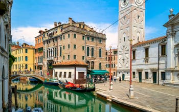 La Fondamenta et le Campanile de Santa Maria Formosa, le long du Rio del Mondo Novo, dans le Sestier du Castello à Venise