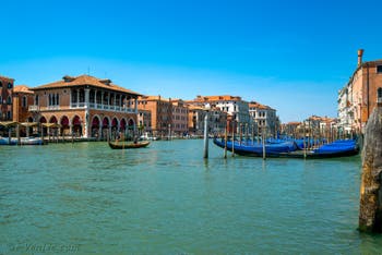 Bateau à rames sur le Grand Canal de Venise, devant la Pescheria du Rialto.