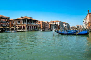 Le Traghetto de Santa Sofia pour aller au marché du Rialto à Venise.