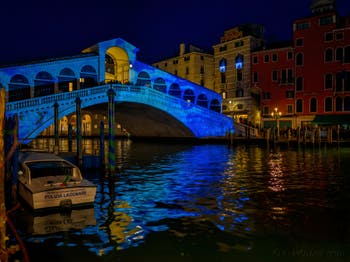 Les illuminations de Noël du pont du Rialto à Venise.