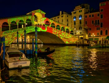 Les illuminations de Noël du pont du Rialto à Venise.