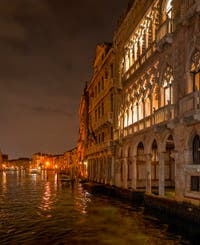 Les nuits de Venise, le Grand Canal et la dentelle du Palais de la Ca' d'Oro.