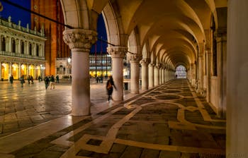 Les arches du Palais des Doges et la Piazzetta San Marco.