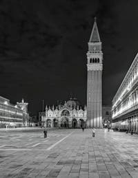La place Saint-Marc à Venise avec le Campanile et la Basilique.