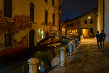 Les nuits de Venise en novembre, le Campo de la Madalena et le Sotoportego delle Colonete dans le Cannaregio.