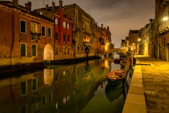 La nuit à Venise, la Fondamenta Gasparo Contarini et le Rio et le pont de la Madonna de l'Orto dans le Cannaregio à Venise.