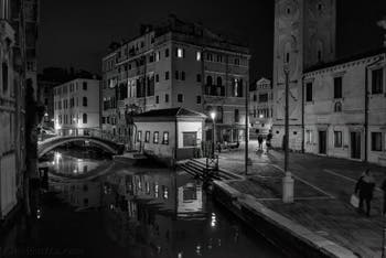 Les reflets du Rio del Mondo Novo et la Fondamenta Santa Maria Formosa dans le Castello à Venise.