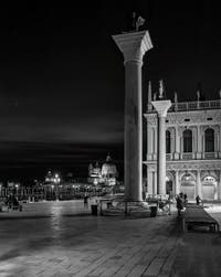 Les colonnes de la Piazzetta San Marco et l'église de la Salute à Venise.