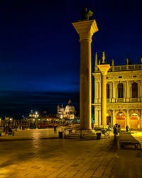 Les colonnes de la Piazzetta San Marco et l'église de la Salute à Venise.