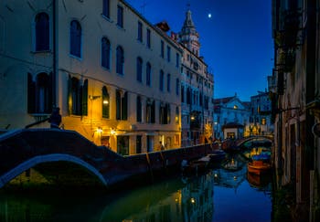 Les soirs de Venise en novembre, le Rio del Mondo Novo et la Fondamenta dei Preti, au fond le campanile et l'église de Santa Maria Formosa, dans le Sestier du Castello à Venise.