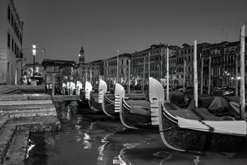 Les Gondoles de la Riva del Vin à Venise.
