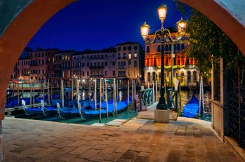 Les gondoles du Traghetto de la Riva del Vin dans le Sestier de San Polo à Venise.
