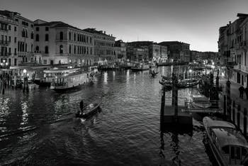 Vaporetti et gondoles sur le Grand Canal de Venise depuis le pont du Rialto.