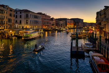 Vaporetti et gondoles sur le Grand Canal de Venise depuis le pont du Rialto.