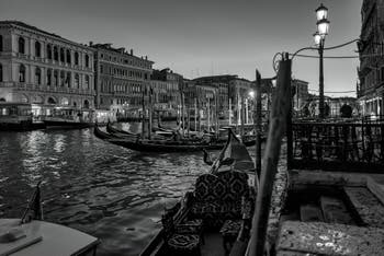 Vaporetto et gondoles sur le Grand Canal de Venise