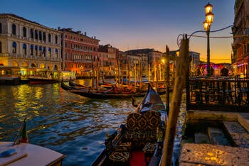 Vaporetto et gondoles sur le Grand Canal de Venise