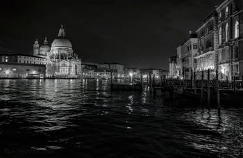 L'église de la Madonna de la Salute et le Grand Canal de Venise de nuit.