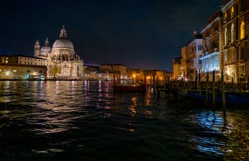 L'église de la Madonna de la Salute et le Grand Canal de Venise de nuit.