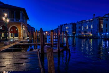 Le marché du Rialto et le Grand Canal de Venise avec le palais de la Ca' d'Oro.
