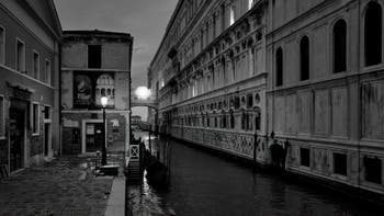 Le Palais des Doges et le Pont des Soupirs de nuit à Venise.