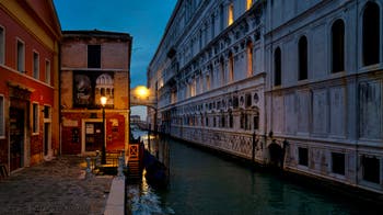 Le Palais des Doges et le Pont des Soupirs de nuit à Venise.