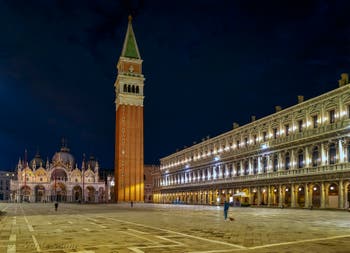 Venise la nuit, la place Saint-Marc avec le campanile et la Basilique.