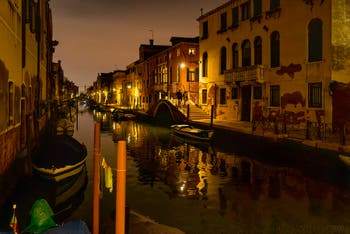 Les nuits de Venise en novembre, le Rio de la Sensa et le pont Brazzo dans le Cannaregio.