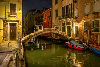 Nuit Vénitienne : le pont Chiodo dans le Cannaregio à Venise.