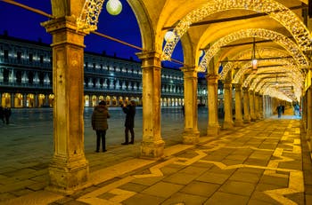 Les illuminations de Noël des Procuratie Vecchie et la place Saint-Marc à Venise.