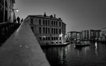 Le Grand Canal de Venise, le pont du Rialto et le Palazzo dei Camerlenghi.