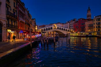 Le Grand Canal de Venise, le pont du Rialto et la Riva del Vin.