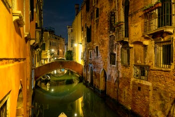 La Nuit à Venise en novembre, le Rio de Ca'Widmann dans le Sestier du Cannaregio.