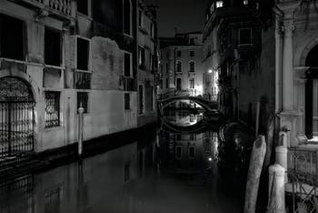 Les reflets du Rio San Zulian et le pont Balbi à Venise.