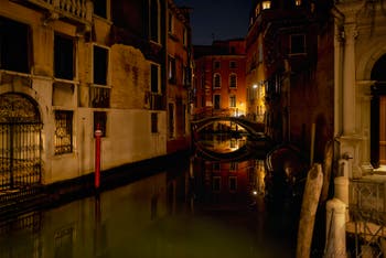 Les reflets du Rio San Zulian et le pont Balbi à Venise.