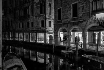 Les reflets du Rio dei Santi Apostoli et les Sotoporteghi del Magazen et Fallier dans le Cannaregio à Venise.