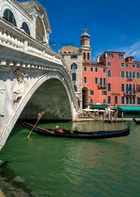 Gondole sous le pont du Rialto sur le Grand Canal de Venise