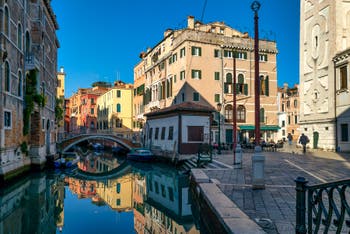Les reflets du Rio et du pont del Mondo Novo et la Fondamenta Santa Maria Formosa, dans le Sestier du Castello à Venise.