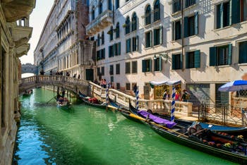 Gondoles sur le Rio del Palazzo, devant le pont de la Canonica, au fond, le palais des Doges et le pont des Soupirs, dans le Sestier de Saint-Marc à Venise.