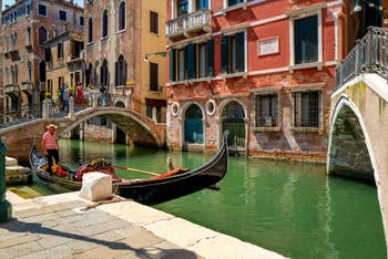 Gondole sur le Rio de San Luca Rossini dans le Sestier de Saint-Marc à Venise.