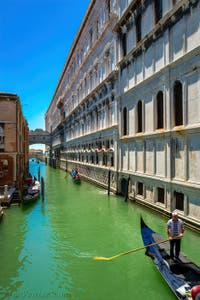 Gondoles sur le Rio de Palazzo o de la Canonica, devant le pont des Soupirs et le Palais des Doges à Venise.