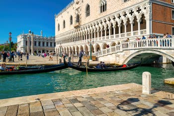 Le Palais des Doges et le pont de la Paille dans le Sestier de Saint-Marc à Venise.