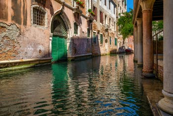 Le Rio de la Verona, devant la porte d'eau du Palais Caotorta, dans le Sestier de Saint-Marc à Venise. 