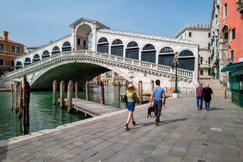 Promenade devant le pont du Rialto à Venise.