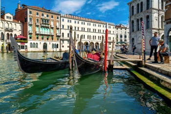 Gondoles sur le Grand Canal de Venise devant le Fondaco dei Tedeschi et le palais dei Camerlenghi, le long du Campo de l'Erbaria, dans le Sestier de San Polo à Venise.