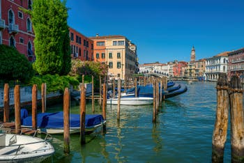 Le Grand Canal de Venise et le pont du Rialto vus depuis le Sestier de San Polo.